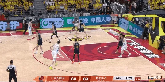 胡明轩关键封盖杰曼，但后者生突王少杰强硬上篮命中