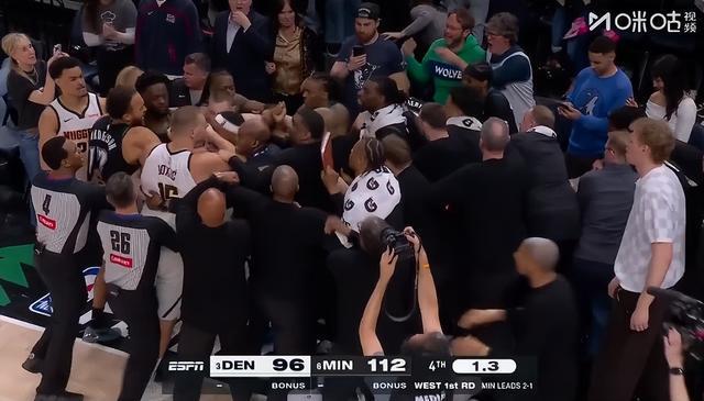 开云体育下载-森林狼击败掘金后，约基奇引发大规模冲突，NBA宣布处罚决定：约基奇罚50000美元，兰德尔罚35000美元
